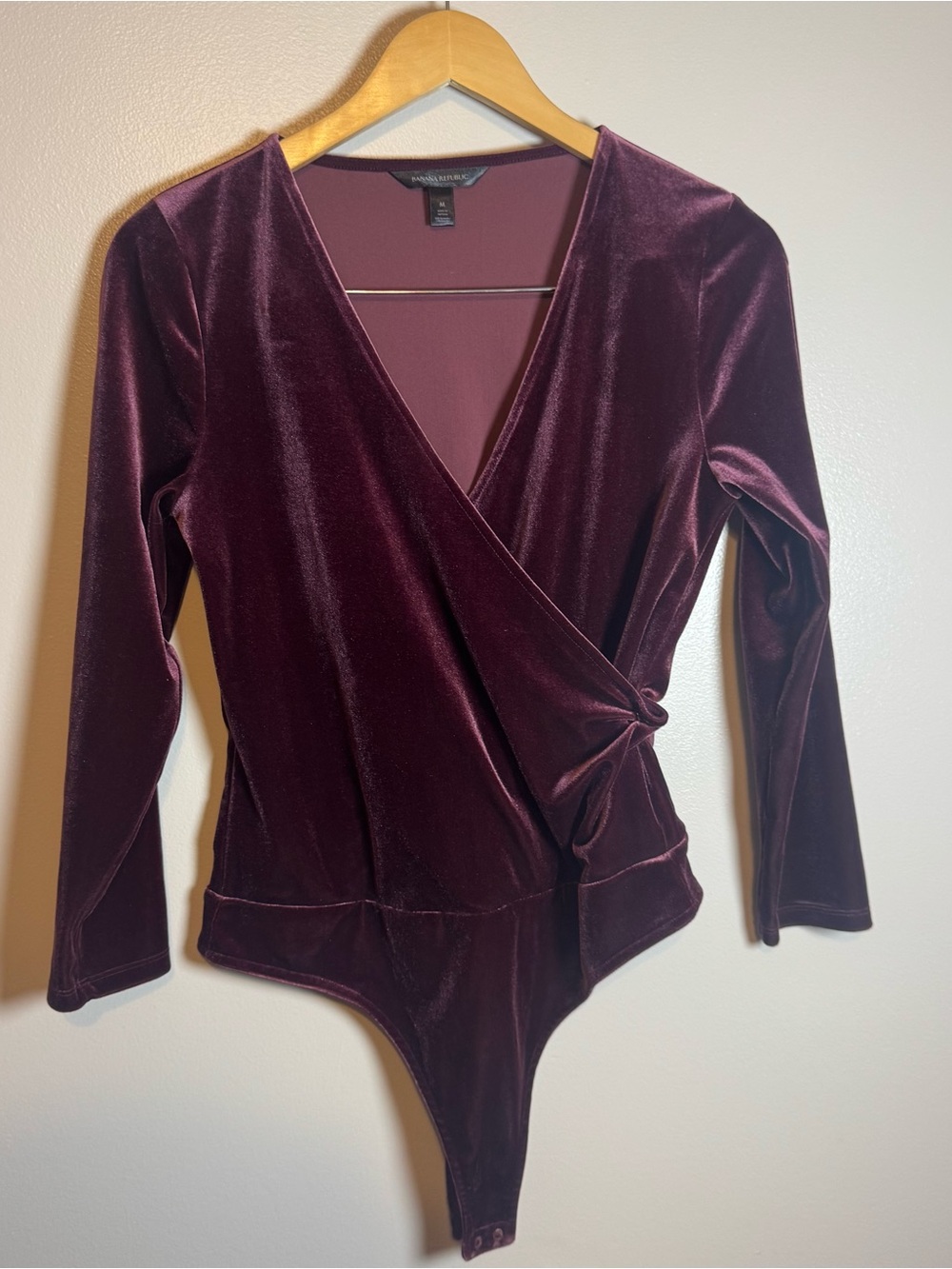 BANANA REPUBLIC WOMEN'S PLUM LONG SLEEVE VELVET WRAP THONG BODYSUIT Sz M